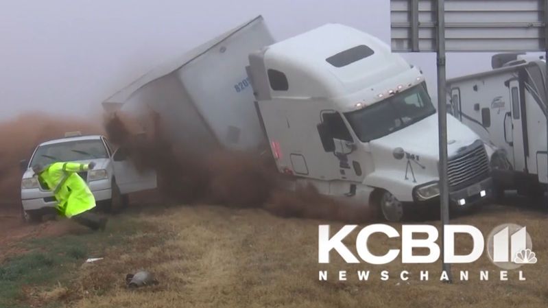 Kamion v USA se po kolizi řítil na lidi u silnice. Dva zranění, kameraman unikl o vlásek